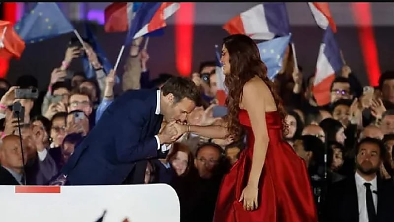 تقبيل ماكرون ليد فتاة مصرية يشعل مواقع التواصل