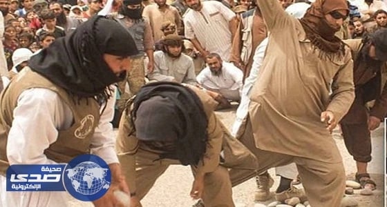 بالفيديو.. إرهابيو داعش يرجمون امرأتين في دير الزور