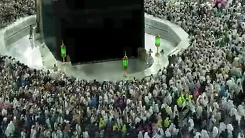 بالفيديو.. جموع عظيمة من المعتمرين في صحن الطواف طامعين في رجاء المولى