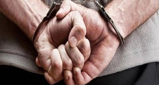 رجل يتجرد من ملابسه ويقف عاريا أثناء محاكمته