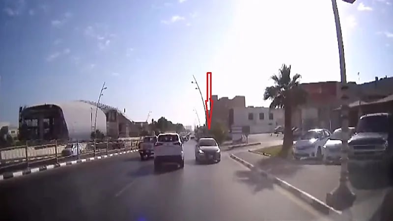 شاهد.. قائد مركبة يعكس السير كاد يتسبب بكارثة