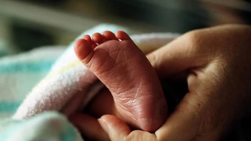 رجل يخنق رضيعًا عن طريق الخطأ أثناء نومه