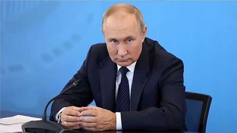 بالفيديو .. بوتين يحمل حقيبة غامضة إلى خيرسون