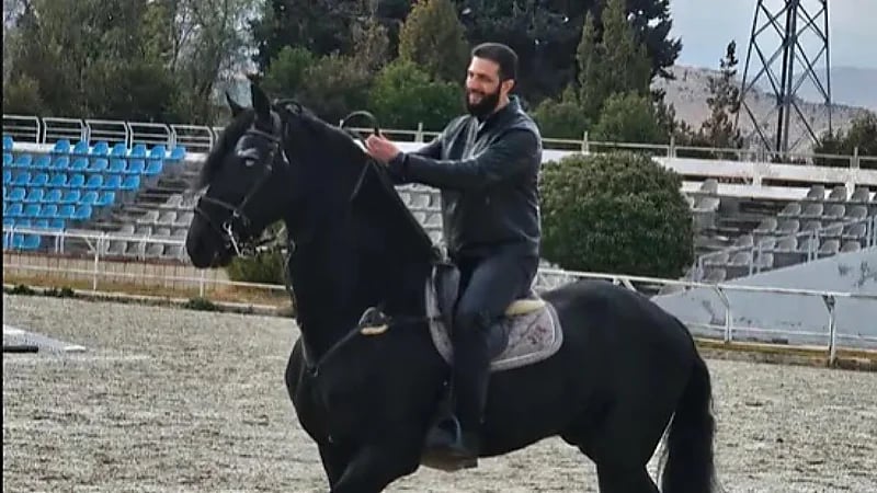 ‎الرئيس السوري يمتطي حصان أسود بجينز وسترة جلد.. فيديو