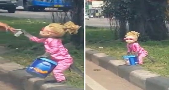 بالفيديو.. قرد على هيئة دمية يتسول من المارة