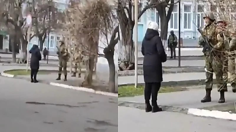 بالفيديو.. سيدة أوكرانية شجاعة تصرخ في وجه جندي روسي