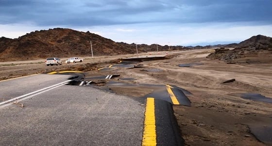 بالصور.. الأمطار تجرف التربة في ينبع.. ومدني المدينة يحذر