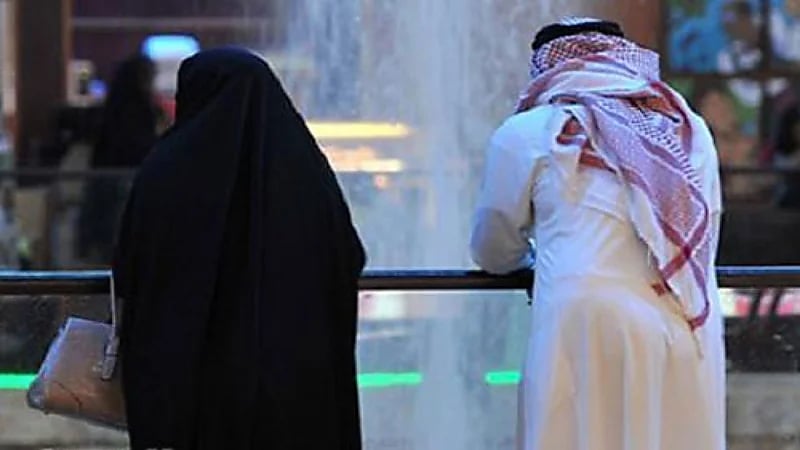 مستشار أسري: لا يجوز للزوج نقل خصوصيات زوجته لأهله