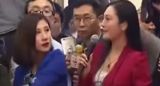 بالفيديو.. سخرية مراسلة من زميلتها على الهواء