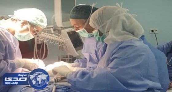 ⁠⁠⁠⁠⁠بالصور.. إزلة الفص الأيسر للغدة الدرقية لمريضة خمسينية