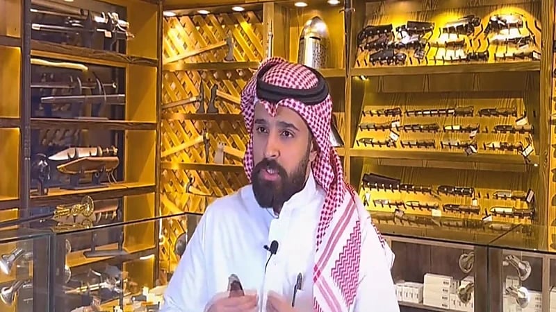 بالفيديو.. مواطن يهوى الحدة ويقتني خنجر أحد معاوني هتلر