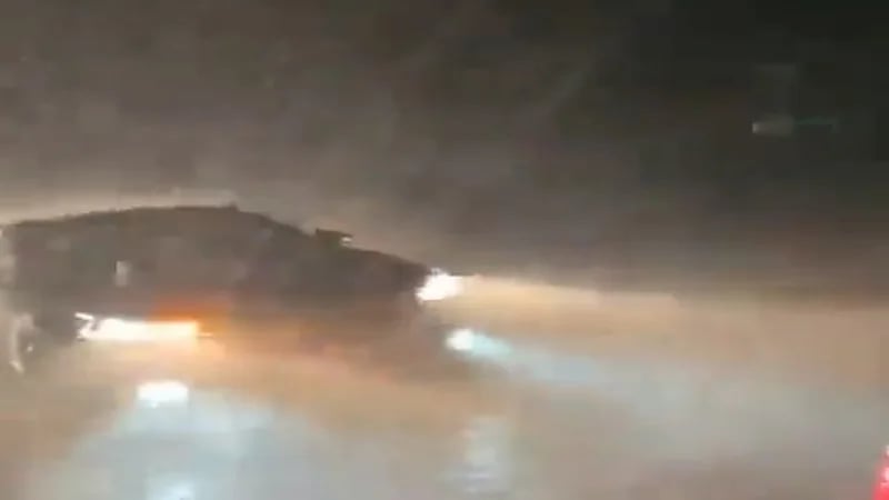 شاهد.. لحظة هطول أمطار غزيرة بين دومة الجندل والرديفة 