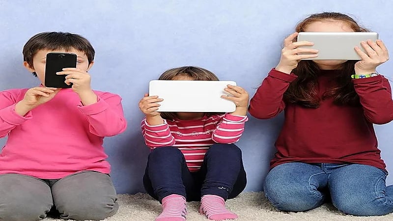 بالفيديو .. استشاري: إدمان الأجهزة الإلكترونية يسبب تأخر الكلام