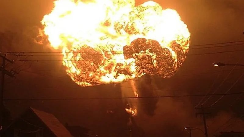 شاهد.. حريق ضخم يلتهم مصفاة نفط بإندونيسيا