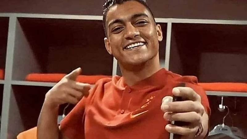 شاب يؤدي الامتحان بديلاً عن لاعب كرة مصري