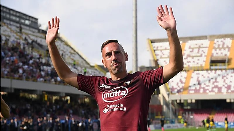 شاهد .. ريبيري يذرف الدموع في مباراته الأخيرة