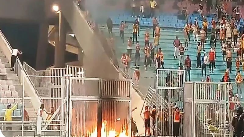 كاف يفتح تحقيقا رسميا في أحداث الشغب خلال مواجهتي الترجي والرجاء (صور)