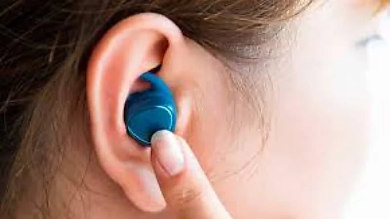 مخاطر استخدام سماعات الأذنين يوميًا