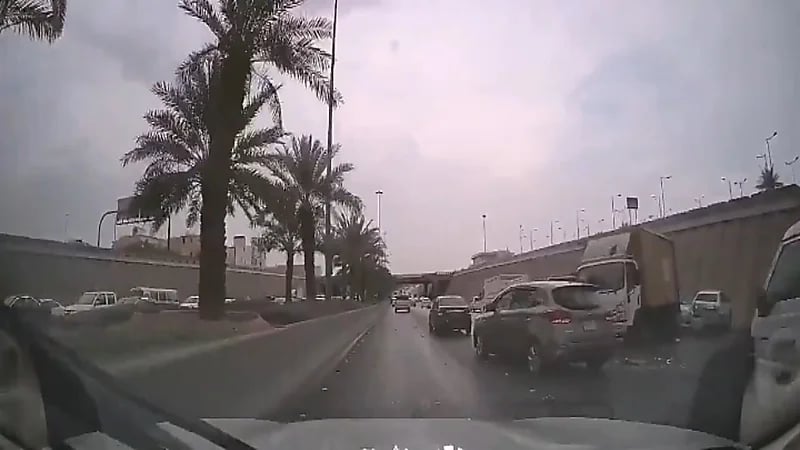 بالفيديو.. تصادم عدة مركبات بسبب الأمطار على الدائري الشرقي بالرياض