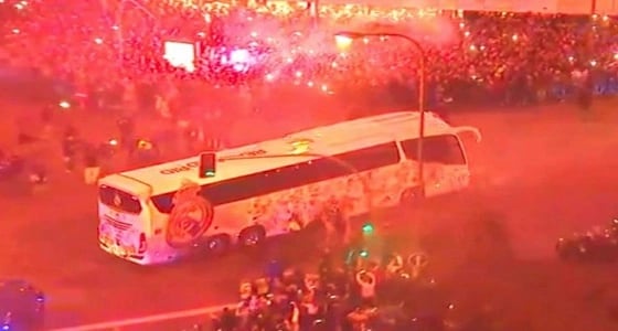 بالصور.. استقبال حاشد لحافلة ريال مدريد