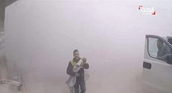 ردة فعل غير متوقعة من مسعف سوري عثر على طفله تحت الركام