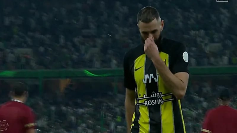 حسرة بنزيما بعد الخسارة أمام الأهلي .. فيديو