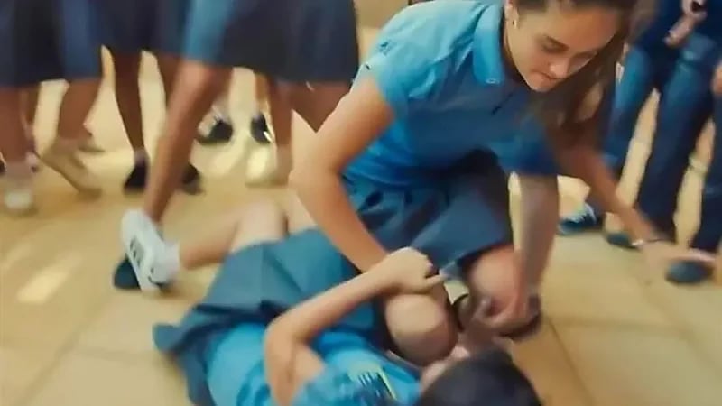 طالبة تطعن زميلتها وتُصيب والدها في خلاف على آيفون