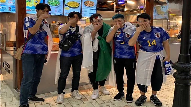 الجماهير اليابانية تسخر من منتخب ألمانيا بحركة "تكميم الأفواه"