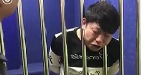 بالفيديو.. رأس محتجز تعلق بين القضبان الحديدية