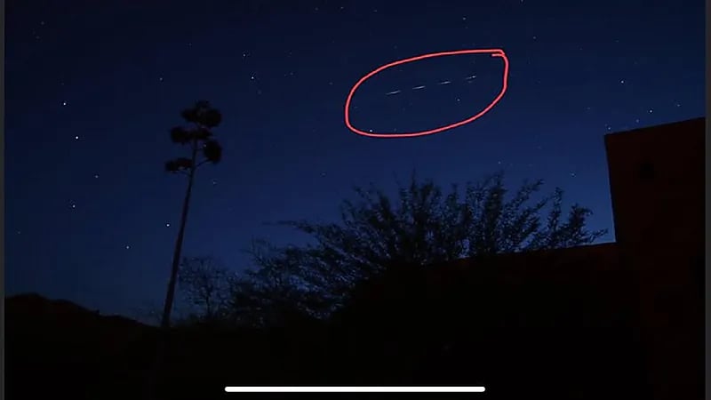 " صورة " توثق مشهد حطام الصاروخ الصيني المتوقع سقوطها بعد قليل