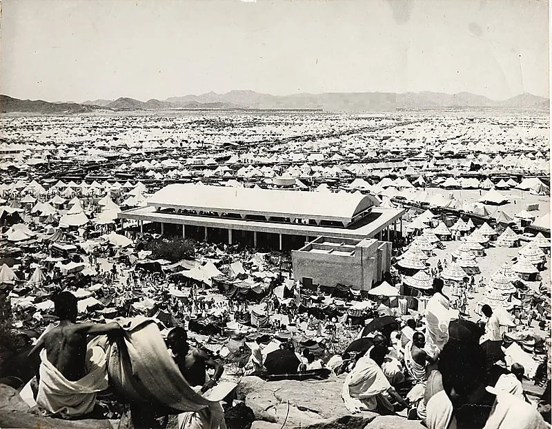 صورة لمشعر عرفات من أعلى جبل الرحمة في الخمسينيات الميلادية