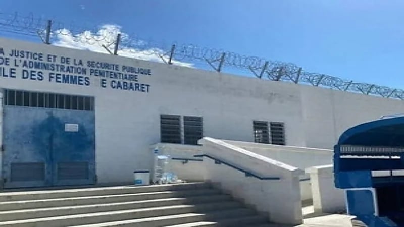 فرار 145 سجينة من سجن للنساء