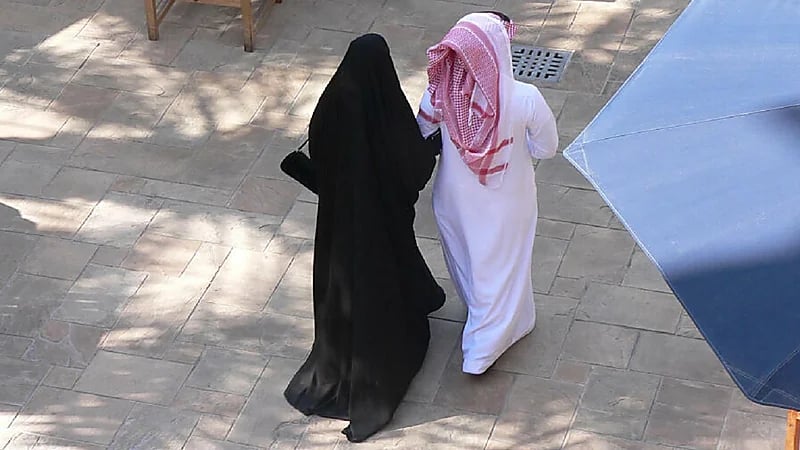 قصة شاب تزوج من امرأة تزوجها أبيه "مسيارَا" قبل 10 سنوات