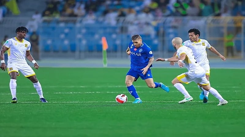 طاقم تحكيم محلي يدير كلاسيكو الهلال والاتحاد