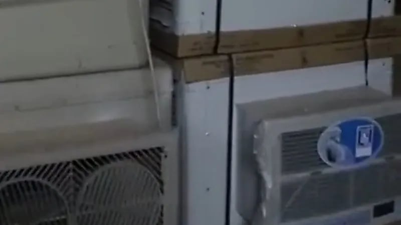 شاهد.. عمالة تمتهن إعادة طرح أجهزة التكييف المستعملة في الرياض