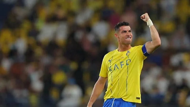 مشجع إيراني يهدي رونالدو تمثالًا يدويًا لمتحفه في ماديرا .. فيديو