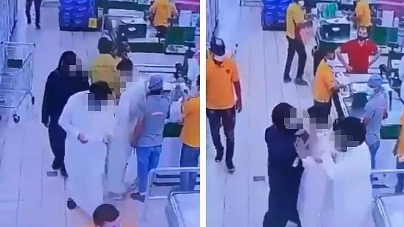 بالفيديو.. لحظة اصطدام شابين بآخر عمدًا داخل هايبر ماركت