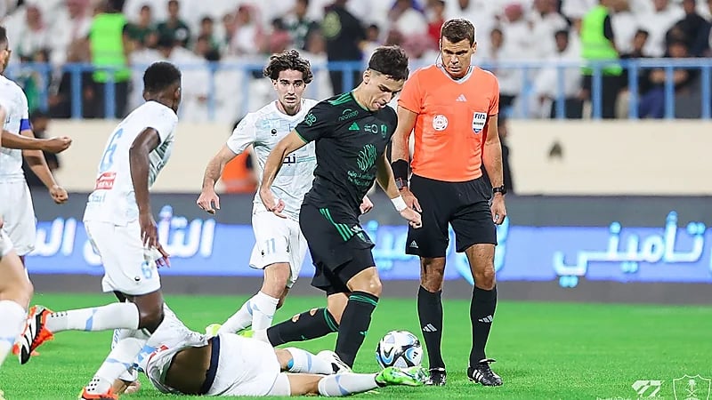 مدة غياب محترف الأهلي فيغا بعد إصابته في لقاء الأخدود