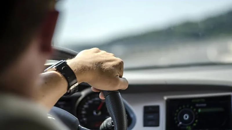 الكشف عن أسباب ثقل عجلة قيادة السيارة