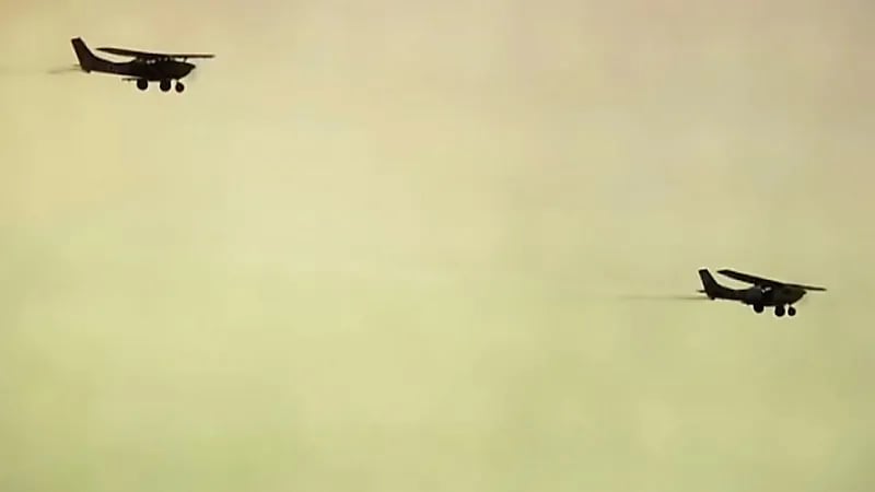 بالفيديو.. مغامر ينفذ عرضًا مرعبًا ويقلع بطائرة ويهبط بأخرى