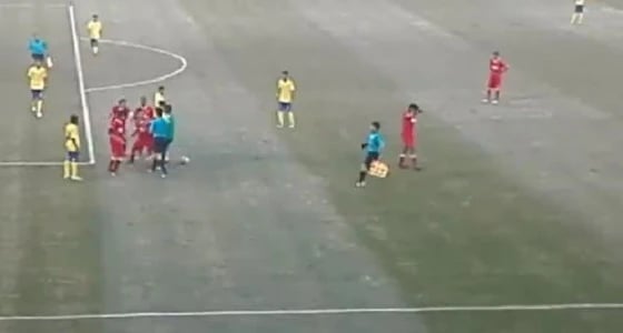 فيديو.. لاعب يعتدي على حكم مباراة بدوري الناشئين
