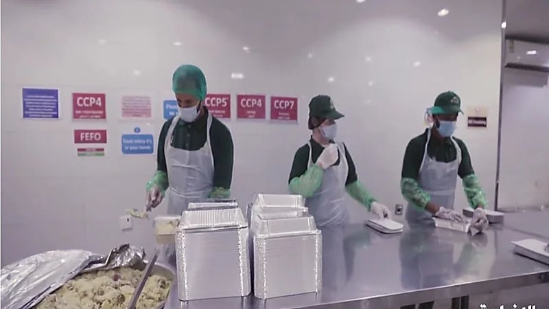 جمعية إكرام في مكة المكرمة تحول فائض الطعام إلى وجبات كريمة.. فيديو