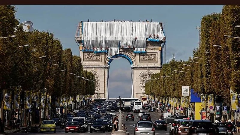 ما قصة تغليف قوس النصر في باريس؟