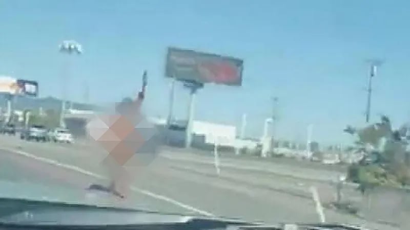 امرأة تركض عارية وتطلق النار فوق جسر في سان فرانسيسكو على السيارات.. فيديو