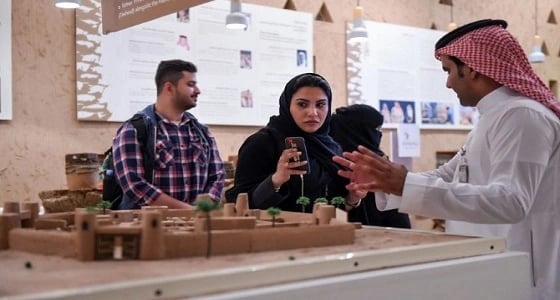 بالصور.. التراث العريق لرياض الخبراء يشد زوار الجنادرية