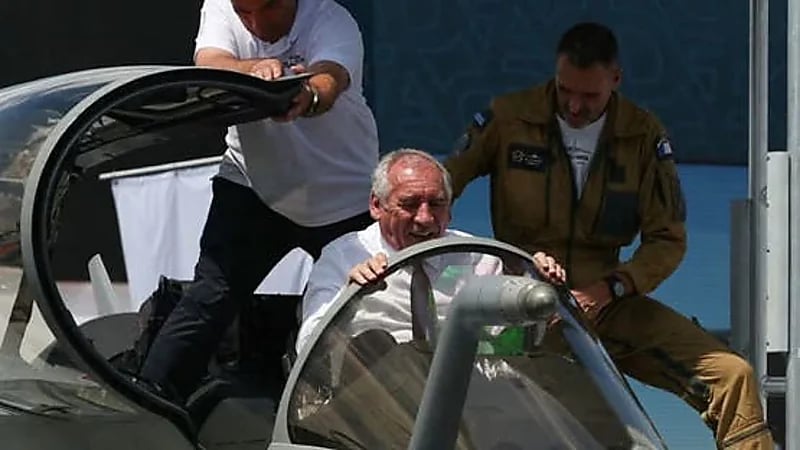 رئيس وزراء فرنسا يعلق داخل قمرة رافال خلال معرض باريس الجوي .. فيديو