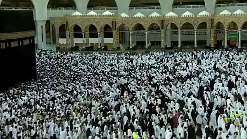 ازدحام المعتمرين في صحن الطواف وسط رعاية جليلة للحفاظ على أمنهم وسلامتهم .. فيديو