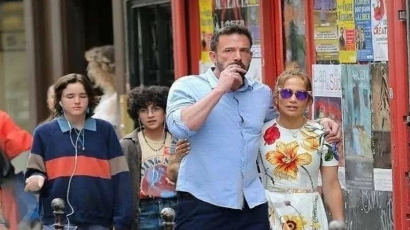 شاهد.. الثنائي جينيفر لوبيز وبن أفليك يتجولان في شوارع باريس