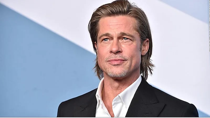 حبيبة براد بيت تخطف الأنظار بإطلالة جريئة خلال العرض الأول لفيلم F1.. فيديو