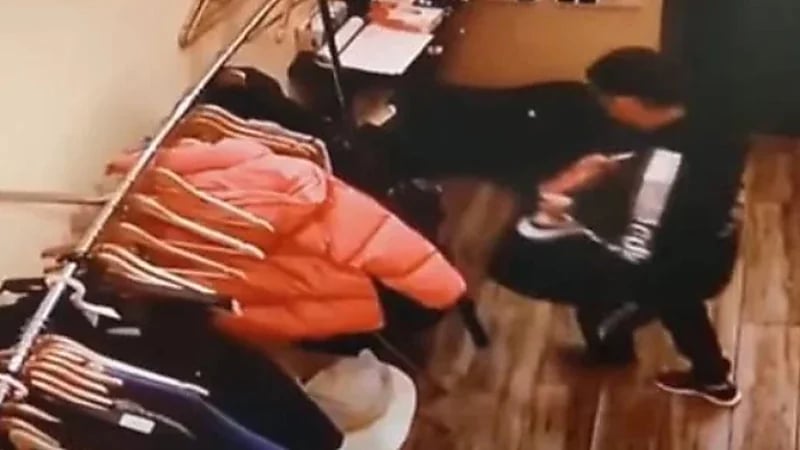 شاهد.. القبض على لص اختبأ بمكان غريب بالمرحاض